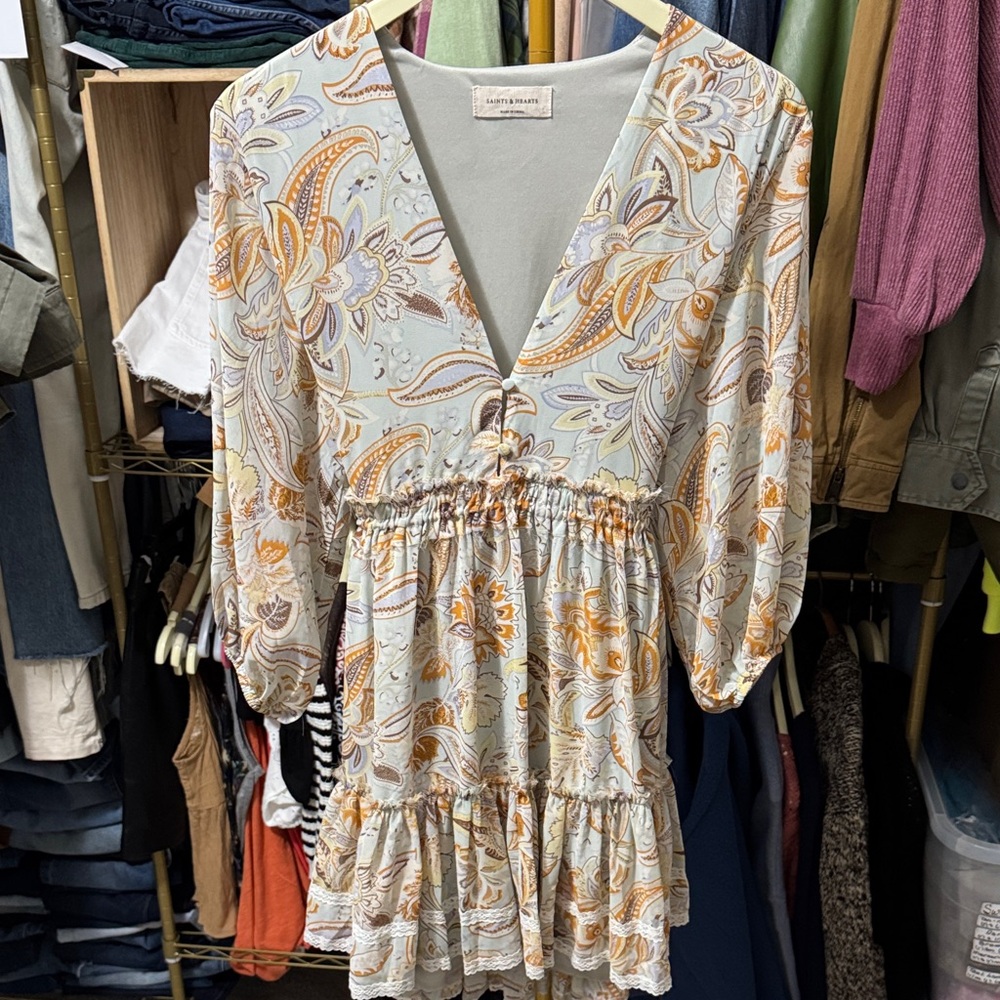 Saints and Hearts Paisley V-Neck Dress in Orange and Cream Size Small